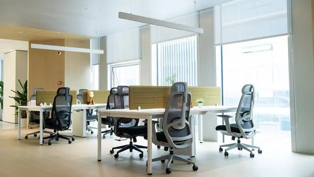 屏風(fēng)辦公桌如何打造高效舒適的辦公環(huán)境